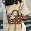 Bolso de mano pequeño cuadrado de mezclilla lavada estilo americano con retazos de piel sintética, un bolso de hombro versátil y ligero para el uso diario, perfecto para mujeres