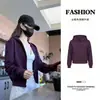 Top casual ligero de estilo coreano para otoño, con un diseño inspirado en la dopamina, manga corta morada, corte en el hombro derecho y sudadera con capucha
