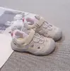 Zapatos Deportivos de Exterior para Niños 2026 Verano Nuevo Estilo Niños y Niñas Suela Suave Sentido del Diseño Superficie de Malla Simple Transpirables Sandalias de Playa