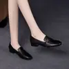 Estilo Británico Planos Suaves de Cuero Suela Blanda Zapatos Pequeños de Cuero para Mujer 2026 Otoño Nueva Llegada Tacón Bajo Punta Redonda Mocasines Versátiles Zapatos Individuales