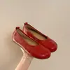 Zapatos nuevos sin cordones, zapatos pequeños de cuero versátiles, zapatos planos de moda versátiles de verano con punta dividida, piel de cerdo, 2026, zapatos cómodos