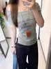 Camiseta de punto gris con estampado de letras, estilo coreano, hombros descubiertos, manga corta para mujer, diseño chic de verano que acentúa la figura y es versátil