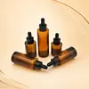Botella de aceite esencial marrón en stock de 30 ml, botella cuentagotas marrón de hombro plano de 50 ml, botella a prueba de luz para sérum, botella dispensadora cosmética