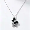 Colar de borboleta em formato de coração para mulheres, com um pingente delicado de esmalte cravejado de diamantes, de design vintage e sofisticado, perfeito como uma corrente de clavícula única e um presente de aniversário.