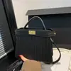 Bolso de hombro transfronterizo estilo europeo y americano, nuevo modelo 2026, con un elegante patrón tejido, cierre de broche, para llevar al hombro, cruzado y en la mano, bolso pequeño cuadrado