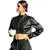 Jaqueta biker cropped estilosa e que afina a silhueta, com gola alta, para mulheres baixinhas. Jaqueta curta de outono justa para o dia a dia, estilo 'hot girl'