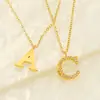 En Stock al por Mayor Colgante Alfabeto de 26 Letras con Diamantes de Acero Inoxidable Europeo y Americano Cadena para Clavícula Collar de Acero de Titanio para Mujeres
