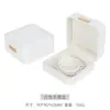Caja de joyería de cuero PU con esquinas redondeadas y etiqueta dorada, caja para anillos, caja para set de collar y colgante, caja para aretes, pulseras y brazaletes, en stock