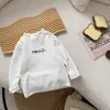 Roupa Infantil Unissex Primavera e Outono Camiseta Bebê Estilosa Personalidade Infantil Marca Tendência Lã Gola Meia-alta Letra Desenho Camisa Camada Base