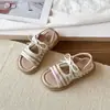 Sapatos Rasteirinhos Fofos para Meninas, Tecidos 2026 Verão Novo Estilo Sandálias Versáteis Infantis com Solado Macio Bico Quadrado Laço