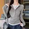 Camiseta Falsa de Dos Piezas de Acrílico de Alta Calidad para Mujer, Capa Interior Otoño/Invierno, Adelgazante, Cuello Henley, Botones Tachonados, Top Básico de Manga Larga