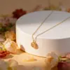 Pingente de Moeda de Ouro Flor de Íris Titânio Aço Colar Luxo Leve Francês Nicho Alto Padrão Romântico Para o Trabalho Acessório Versátil