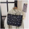 Bolso de hombro tipo tote con cadena para el día a día, de gran capacidad, con diseño floral y de mariposas estilo coreano, nuevo, de moda, moderno y elegante