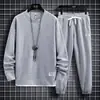 Traje de punto gofre para hombre, nuevo conjunto de dos piezas casual deportivo de manga larga y pantalón largo para primavera y otoño, atuendo moderno y elegante