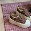 Zapatos casuales para mujer mollykiki de plataforma con cordones, estampado de leopardo, bordes ondulados, punta grande, suela gruesa, que aumentan la altura