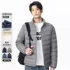 Nueva colección de invierno: Elegante y casual chaqueta de plumón para hombre, con un sencillo cuello alto, diseño ligero y rellena con 90% de plumón de pato blanco para abrigar.