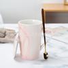 Caneca Flamingo com Tampa e Colher Padrão Mármore Cerâmica Copo de Água Atacado Casal Alto Valor de Cor Caneca de Café Criativa