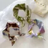 Bufanda de Seda de Moda de Gama Alta Estilo Nuevo Primavera y Verano Versátil Atmósfera de Lujo Ligero Bufanda Protectora Solar Estampada Decorativa Cuadrada para Mujer