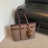 2026 Nova Bolsa Tote de Grande Capacidade Casual High-End Retro Moda Trabalho de Mão Ombro Versátil Bolsa Feminina