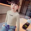 Camisetas de manga larga para niñas de primavera y otoño, ropa elegante para bebés y niños, diseño de letras bordadas de moda estilo coreano, camiseta interior con forro polar