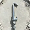 Los clips de puesta a tierra para rieles de acero ferroviario no requieren taladrado ni soldadura, están hechos de acero fundido y forjados para un agarre seguro, y se utilizan para la fijación de cables de reflujo
