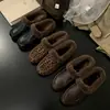 Pantuflas de felpa con estampado de leopardo para mujer, nuevo estilo invierno 2026, de moda para usar en exteriores, fáciles de poner, cálidas y de punta cerrada