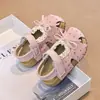 Sandálias estilosas para meninas com renda e vazados, novo modelo de verão 2026, sapatos de princesa de sola macia para bebês e crianças pequenas em estilo com tema de floresta