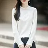 Blusa de tricô feminina para outono e inverno, preta com estampa floral, manga longa, gola alta pequena e barra franzida, uma peça básica estilosa e de corte justo.