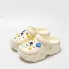 Zuecos de suela gruesa estilo nuevo 2024 para mujer, verano, exteriores, antideslizantes, para casa, que aumentan la altura, sandalias de playa con puntera abierta, verano