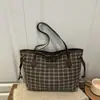 Bolsa Tote de Ombro e Axila Xadrez Tendência 2026 Verão Novo Modelo, Grande Capacidade, Elegante e na Moda para Mulheres