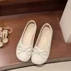 Sapatos mocassins de mola/outono novos e fofos para dirigir, mocassins 2026 com laço, sapatos de corte baixo para saias com sola plana, estilo francês