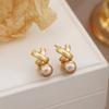 Pendientes de aguja plateada con cruz francesa retro de perla color champán, estilo antiguo, ligeros, de lujo, de alta gama, estilo socialité para mujer.