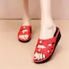 Zapatos de mujer de moda de verano, zapatos de mamá, pantuflas de suela gruesa, sandalias elegantes y suaves para casa y exteriores, pantuflas de material PVC de tacón bajo