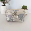 Bolsa de Lápices Repujada Literaria Retro Estudiante Gran Capacidad Bolsa de Papelería Estéreo Portátil Bolsa de Cosméticos Cosméticos Bolso de Mano para Mujer