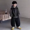 Conjunto de Primavera y Otoño para Niños: Sudadera Rayada Súper Elegante para Niños, Chaleco de Cuero, Conjunto de Tres Piezas, Ropa de Otoño para Niños Estilo Coreano