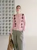 Estilo otoñal super elegante diseño único de diamantes cárdigan de punto rosa con un toque moderno y sofisticado, chaqueta suéter suave de cuello redondo