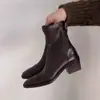 Botas Curtas Chuyuji Estilo Francês Bico Quadrado Salto Baixo Europeias e Americanas Salto Grosso com Zíper nas Costas, Novas Botas Curtas Versáteis da Moda Outono