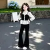 Conjunto de primavera y otoño de tamaño mediano para niños, moderno conjunto de dos piezas de camisa y pantalones acampanados casuales, atuendo versátil de dos piezas para niños estilo coreano