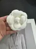 Acessório de Moda de Seda de Alta Qualidade 8cm Flor de Camélia Ultra-Resistente com Broche e Presilha Dupla Utilização
