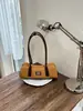 Bolsa pequena de axila com design retrô transfronteiriço feminina nova de alto valor moda bolsa baguete estilosa bolsa de ombro único de mão moderna