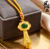 Colgante Ruyi Dorado Estilo Chino Tradicional Incrustado con Ágata Roja, Calcedonia Verde y Monedas de Cobre, Collar Ruyi Auspicioso, Colgante Vintage para Mujer