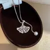 Pingente de folha de damasco, colar de folha de ginkgo em formato de leque totalmente cravejado de diamantes, corrente para clavícula de luxo leve e nicho, acessório versátil de design único