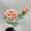 2 rosas pequeñas en medio de la fila del suelo flores artificiales suaves para exhibición en el hogar flores falsas al por mayor