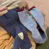 Coleção outono e inverno: Meias color block, com listras finas, com design de ponta e punho sem costura, criando um visual jovem e estiloso na altura da panturrilha para o uso diário.