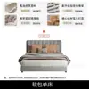 Cama tapizada de rayas verticales minimalista moderna, patas metálicas finas de color blanco roto, cama doble de 1.8 metros para dormitorio principal, cama de bodas minimalista italiana