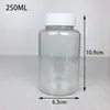 Garrafas plásticas transparentes de boca larga de 50 100 200ml são embaladas em garrafas plásticas PET para líquidos com frascos de amostra de boca larga selados com tampas.