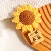 Ganar el Primer Premio de un Solo Golpe: Broche de Girasol de Hilo para Exámenes de Admisión a Preparatoria y Universidad, Regalo Pequeño, Accesorio para Solapa de Abrigo, Regalo de Graduación