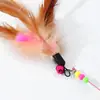 En stock de fábrica, palo para gato divertido de alambre de acero y plumas de dos colores con cascabel, caña divertida para gato de mano, juguete para gato, suministros para mascotas transfronterizos