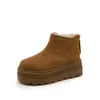 Botas de Neve Europeias para Mulheres 2025 Inverno Novo Estilo Forradas com Lã Moda Casual Versátil Estilo Quente Tendência Zíper Traseiro Botas Femininas