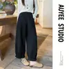 Pantalones grises cropped de estilo linterna para mujer petite, nuevo estilo primavera y otoño, con un look relajado y chic, caracterizados por un diseño de pierna ancha y una estética inspirada en Corea.